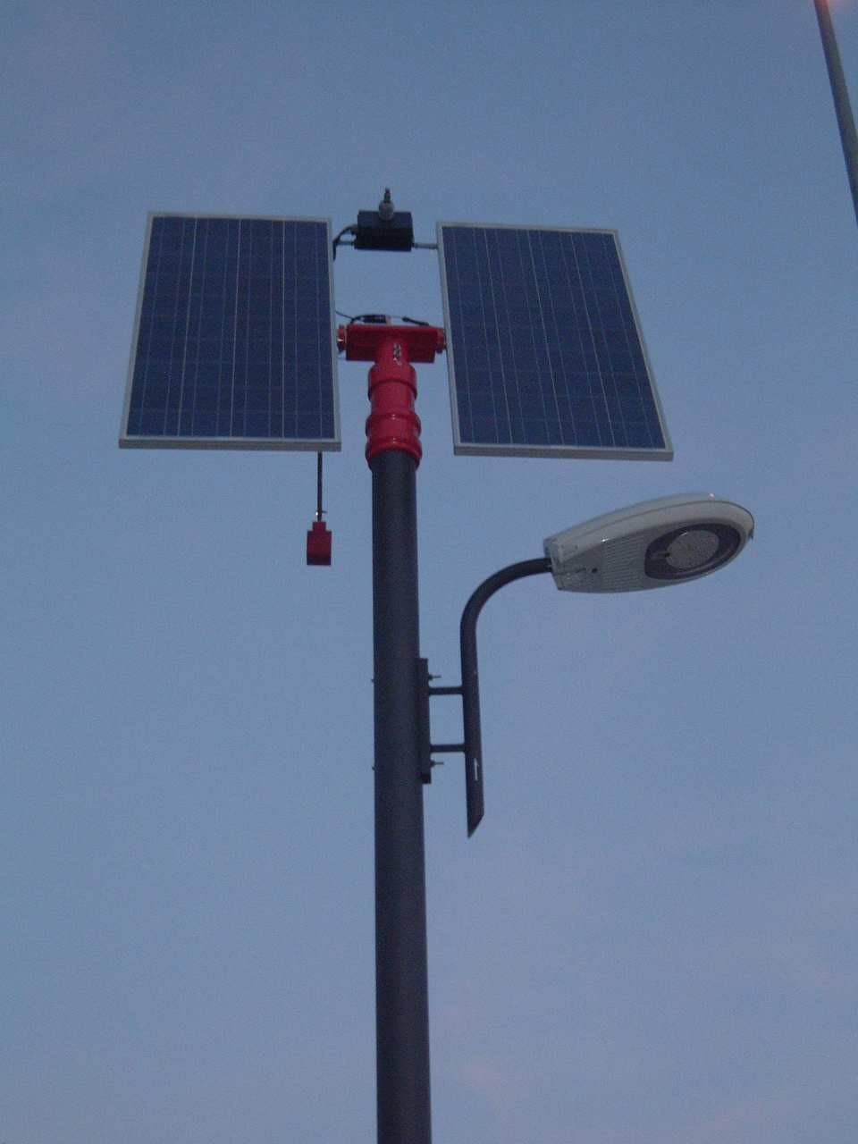Farola con seguidor solar