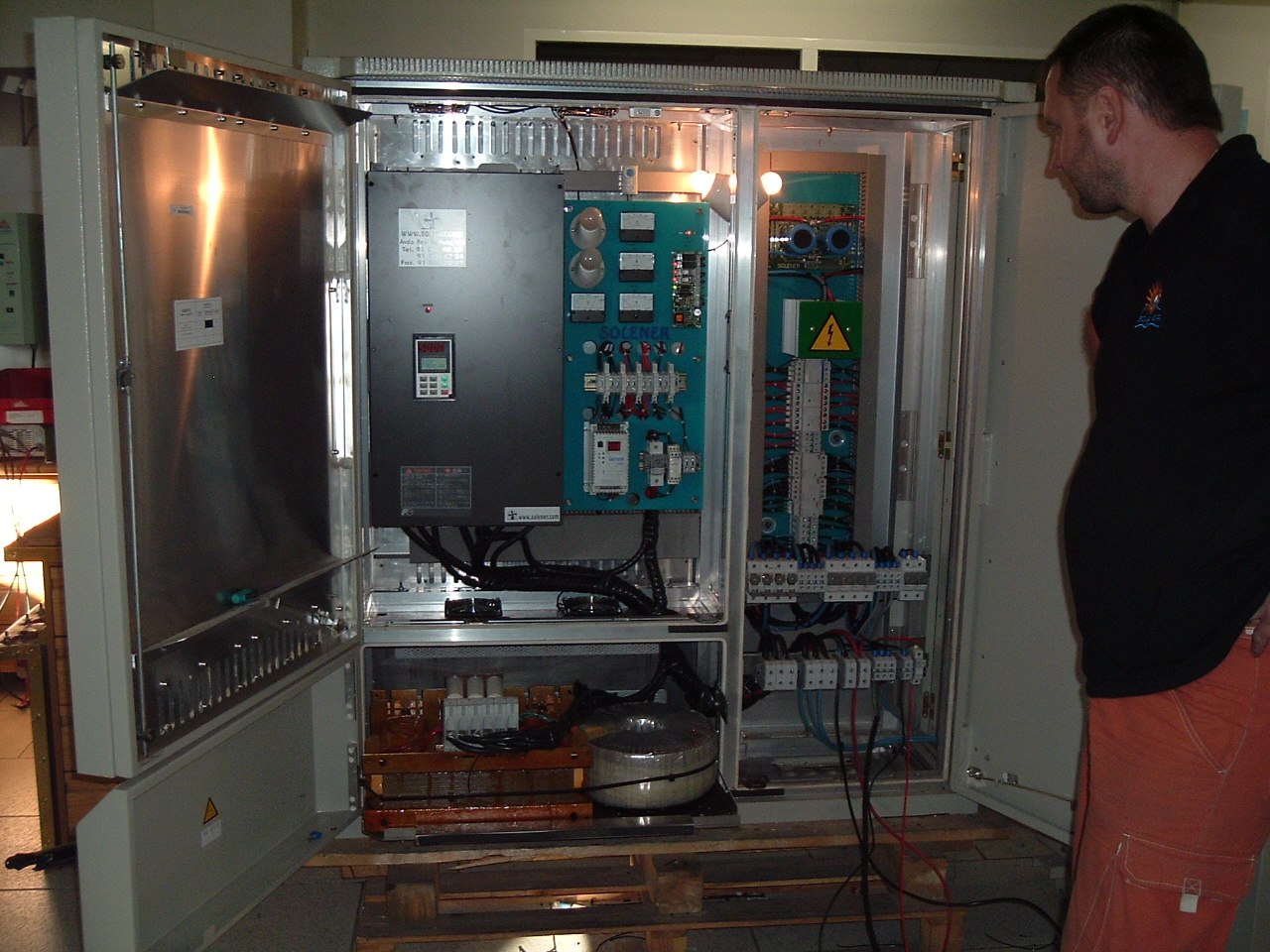 Interior de un armario de control
