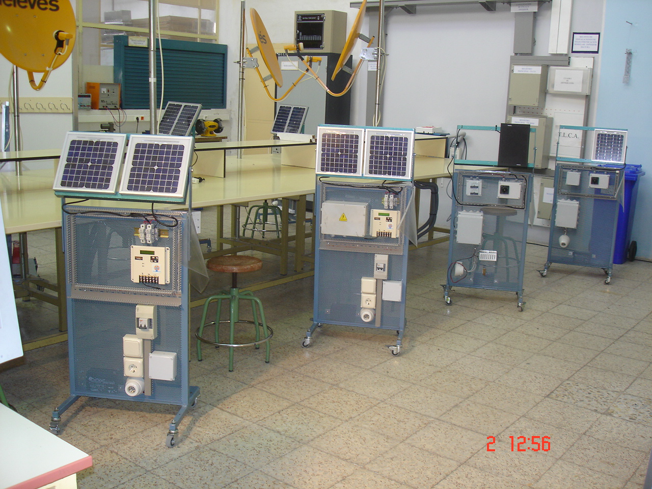 Figura 43. Conjunto de bancos de formación del archivo técnico Solener; las fotografías documentan medios históricos de aprendizaje.