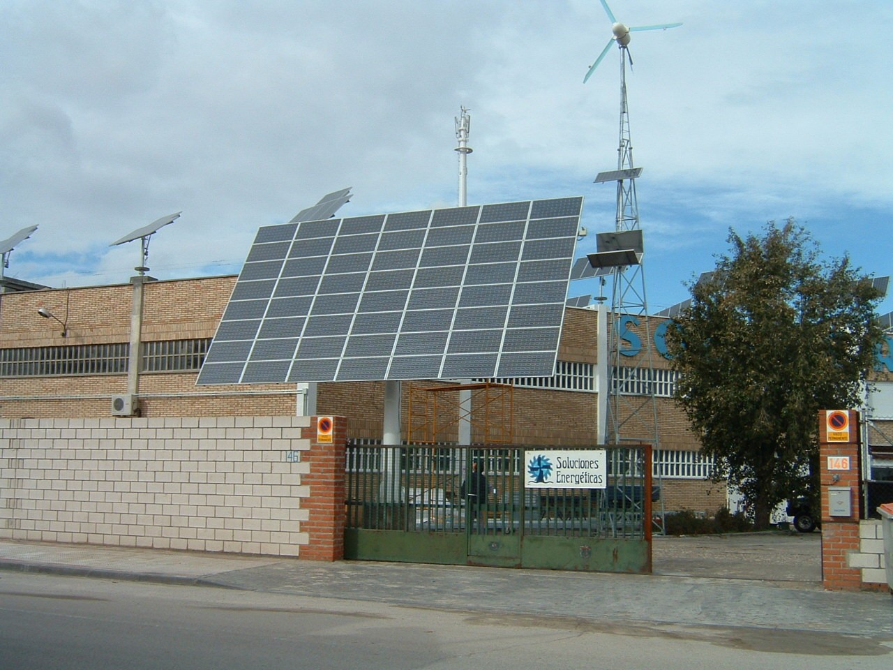 Fotovoltaica y aerogenerador en el mismo entorno